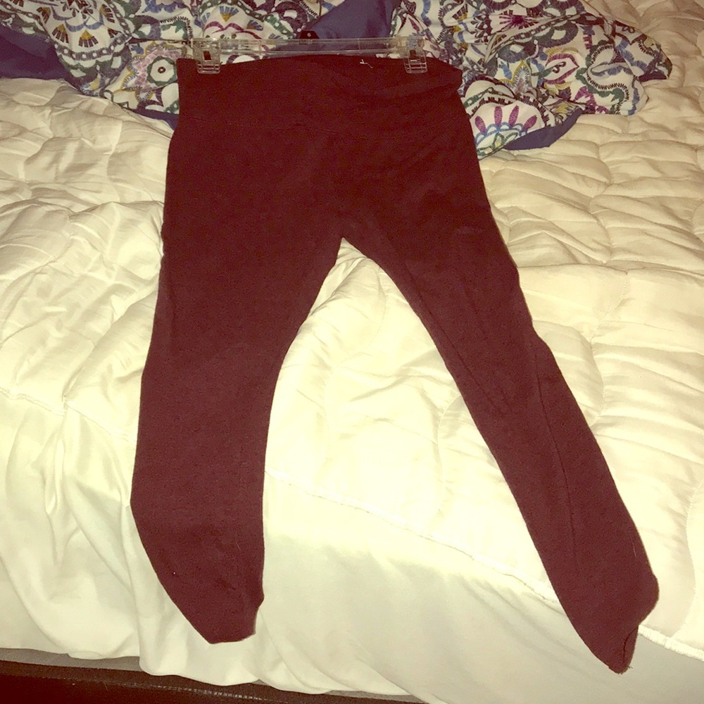 Cropped maroon leggings